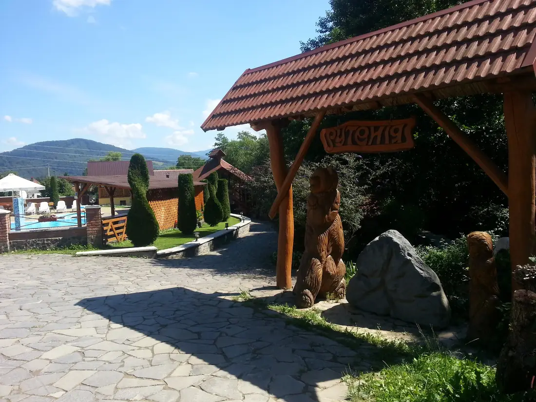 Кам'яна доріжка з різьбленими ведмедями