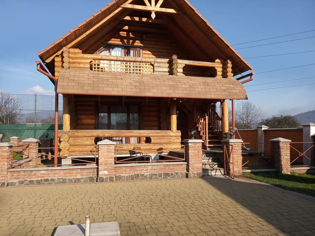 Двоповерховий будиночок зі зрубу