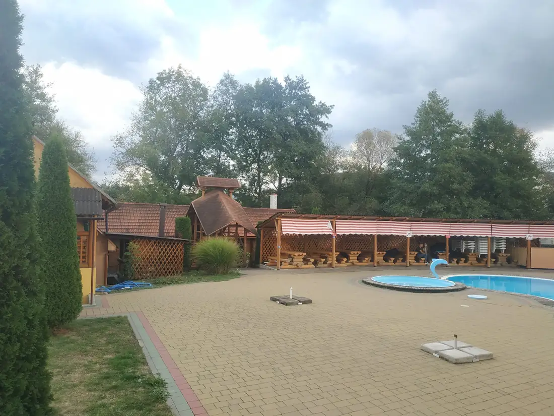 Подвір'я з басейном і альтанками