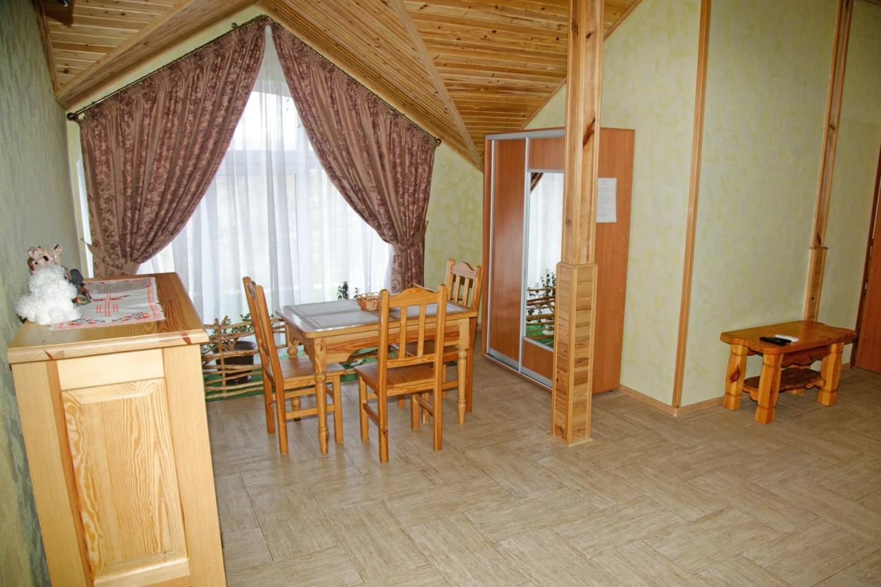 Номер з обідньою зоною біля вікна і шафою-купе